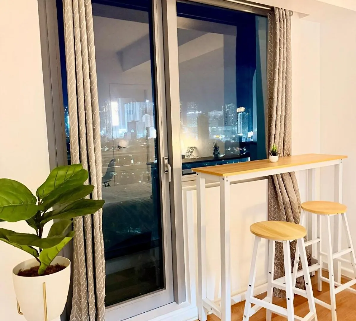 Apartment Studio Unit Staycation Near Rockwell Mandaluyong Free Pool Access Manila