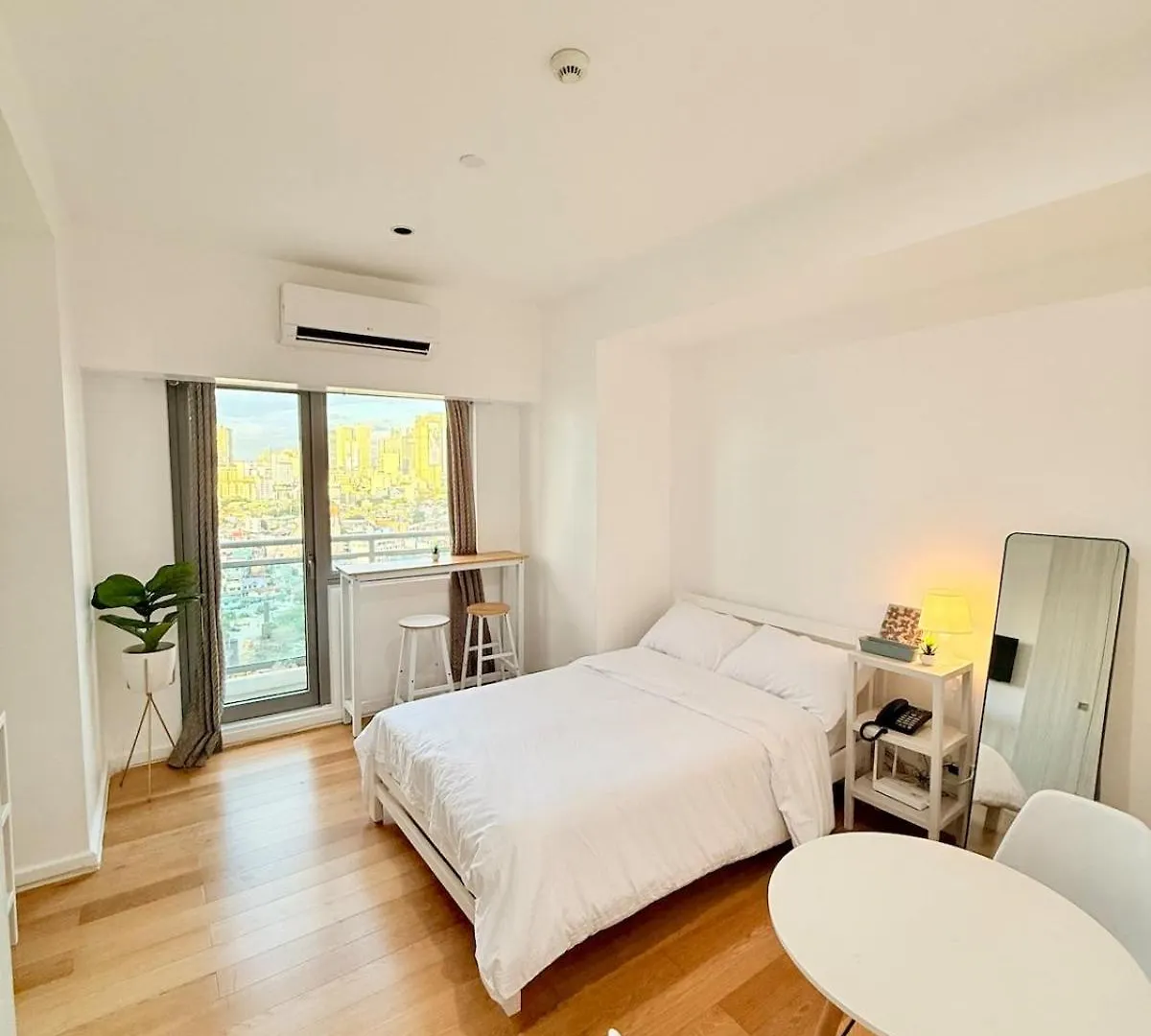 Studio Unit Staycation Near Rockwell Mandaluyong Free Pool Access Manila