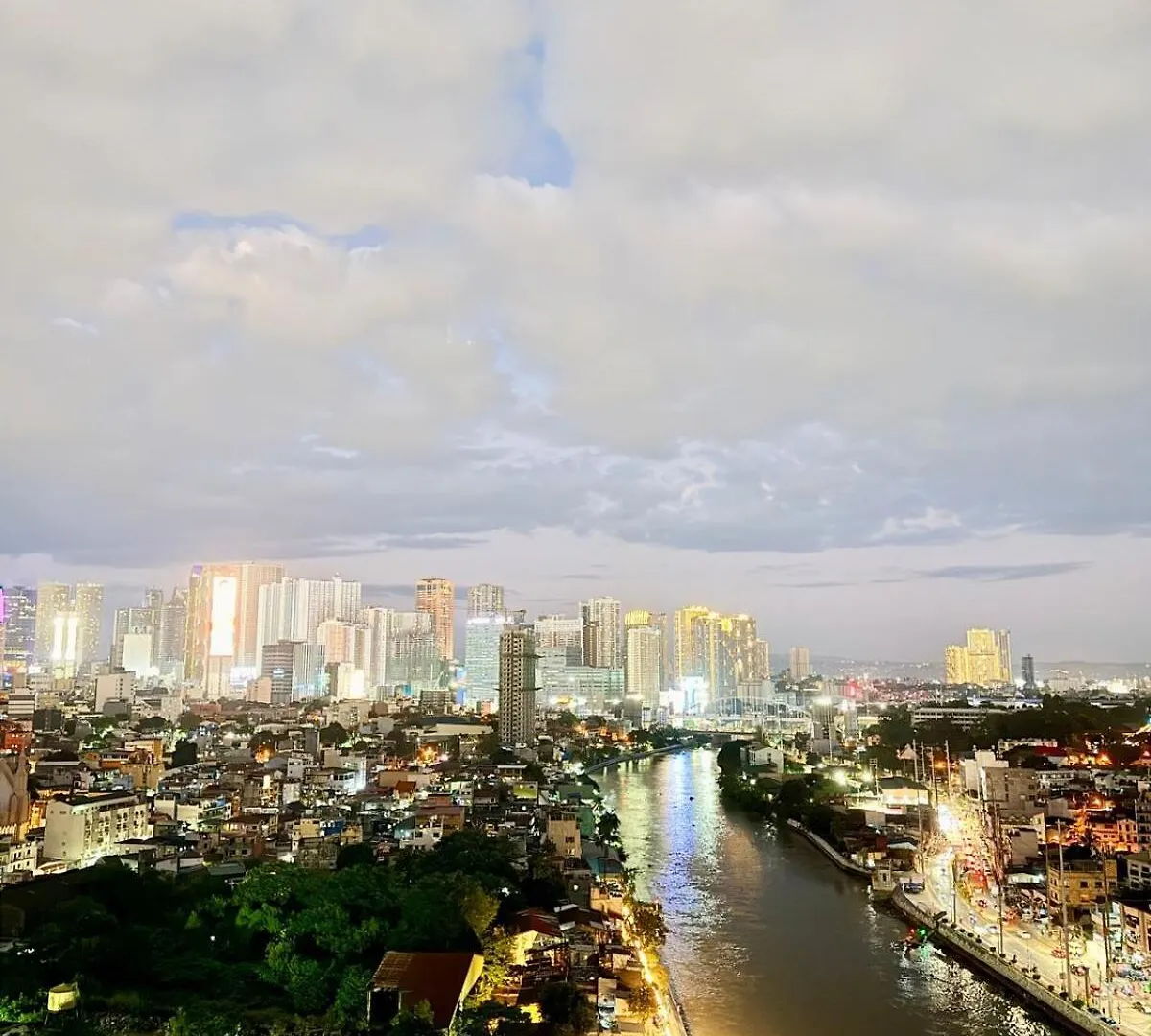 Studio Unit Staycation Near Rockwell Mandaluyong Free Pool Access Manila 0*,  Philippines