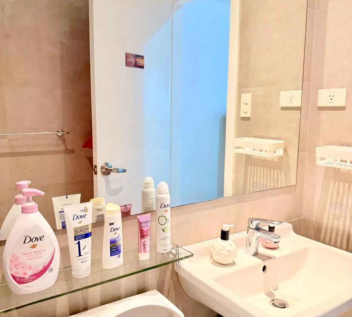 Studio Unit Staycation Near Rockwell Mandaluyong Free Pool Access Manila Apartment