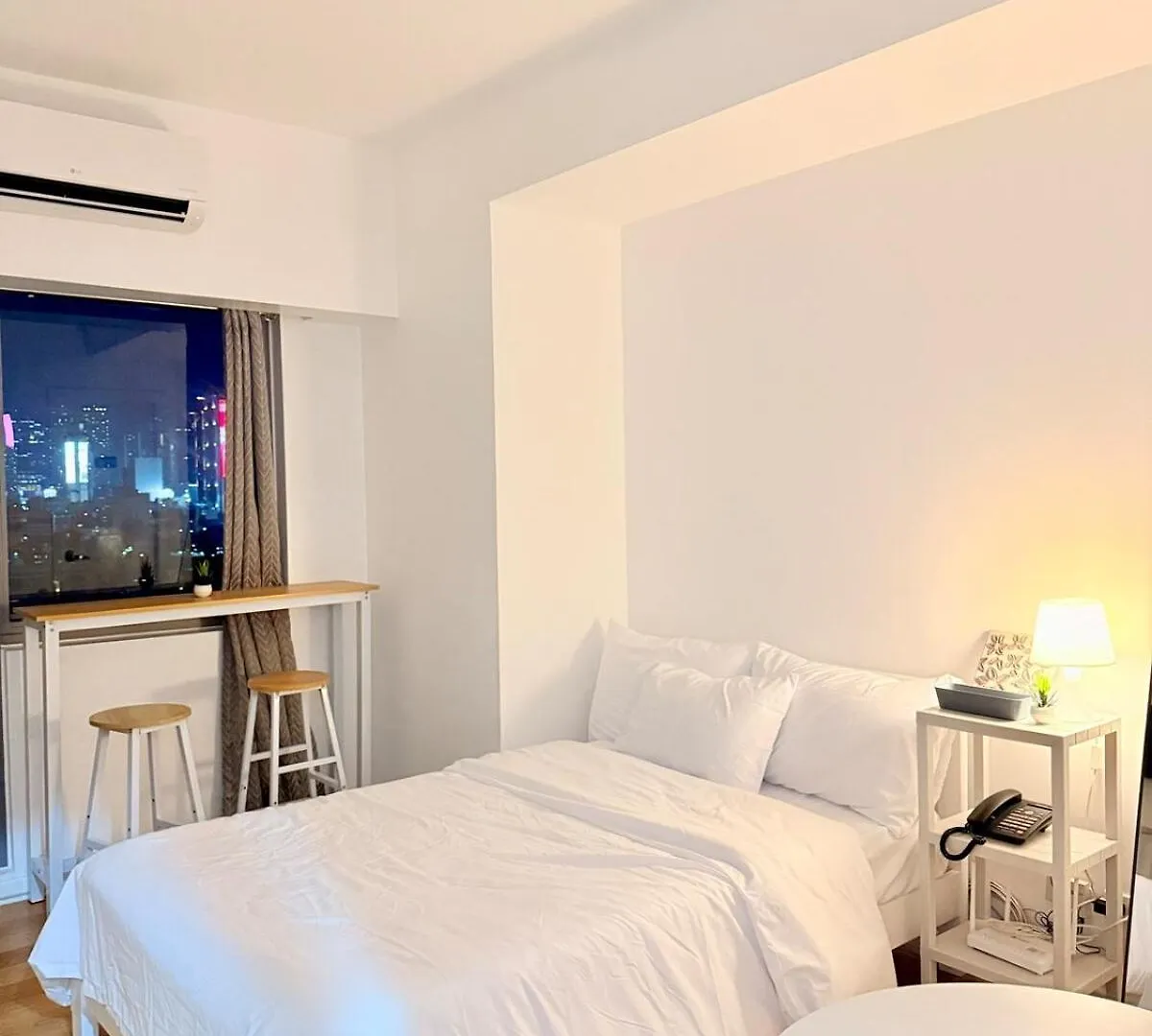 Studio Unit Staycation Near Rockwell Mandaluyong Free Pool Access Manila