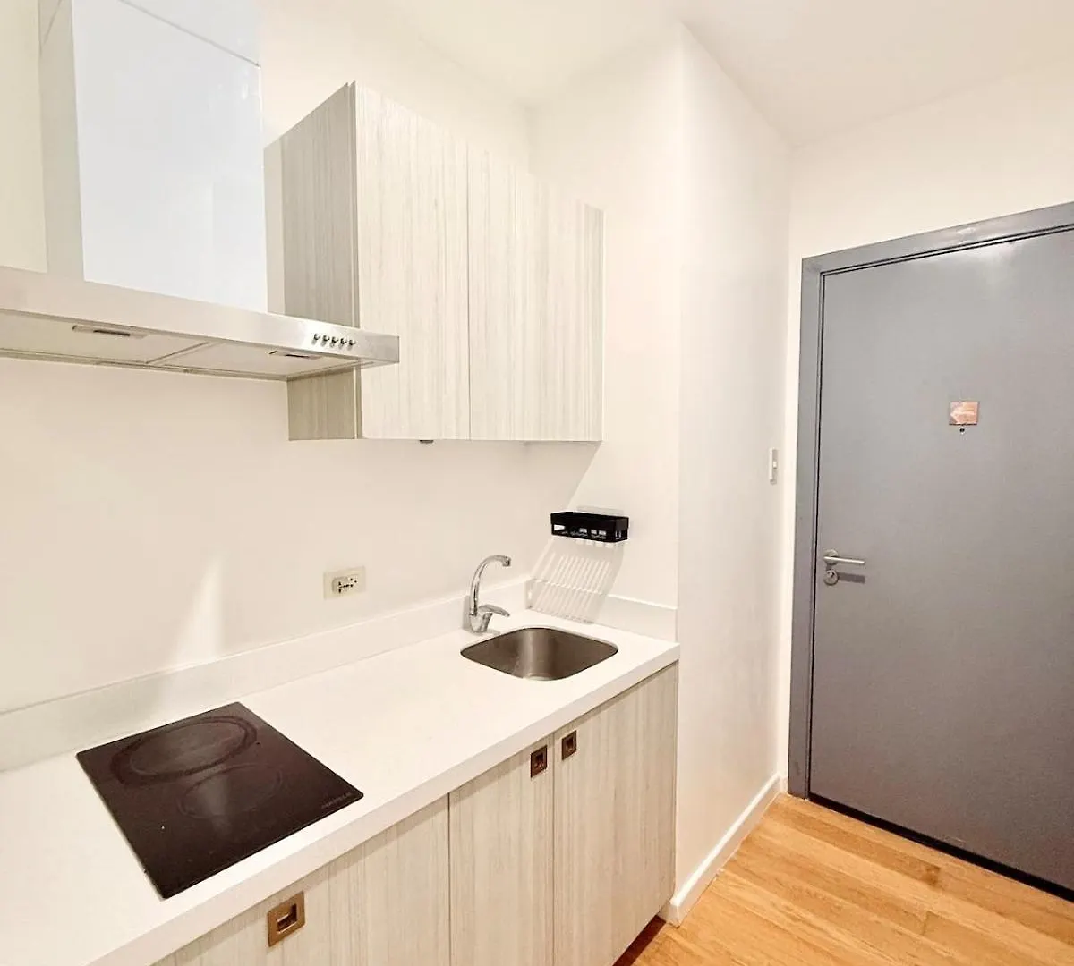 Studio Unit Staycation Near Rockwell Mandaluyong Free Pool Access Manila