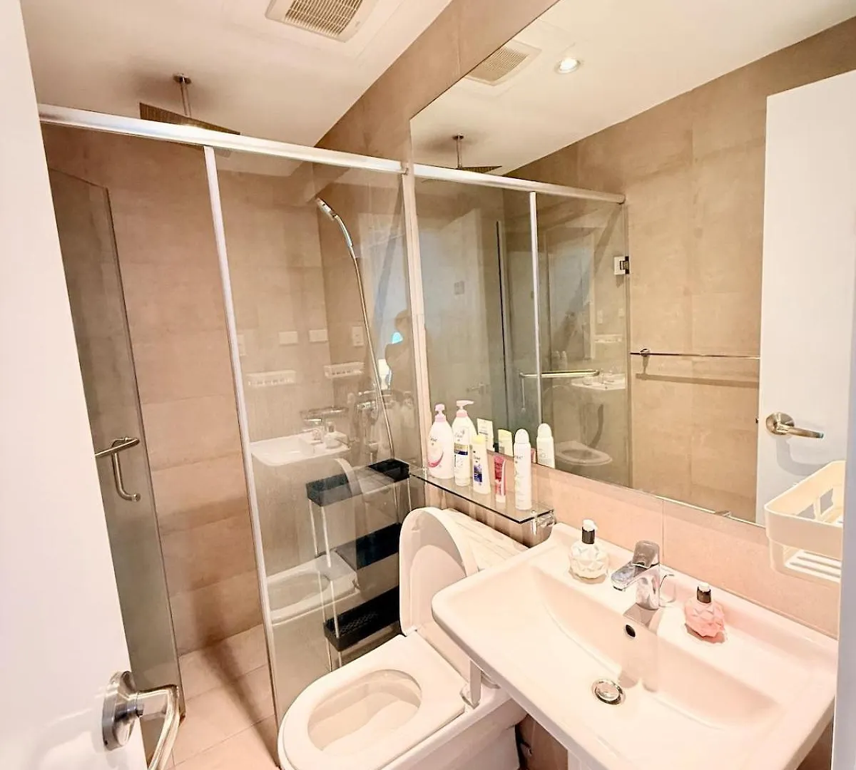Apartment Studio Unit Staycation Near Rockwell Mandaluyong Free Pool Access Manila