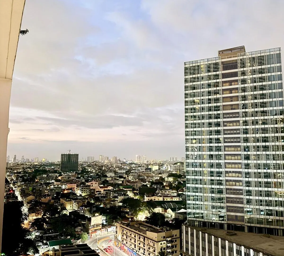 Apartment Studio Unit Staycation Near Rockwell Mandaluyong Free Pool Access Manila