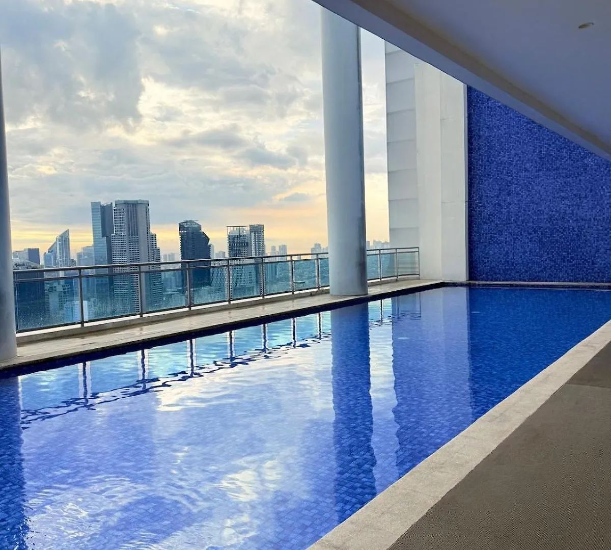 Studio Unit Staycation Near Rockwell Mandaluyong Free Pool Access Manila
